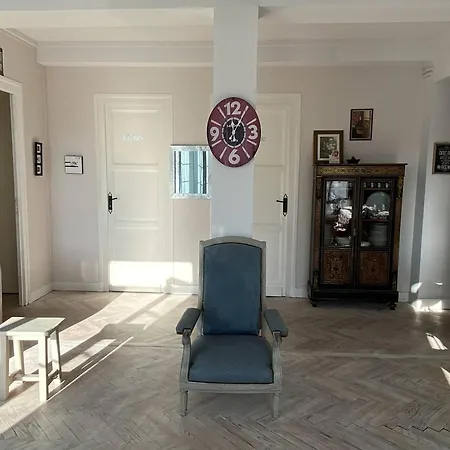 Lumineux Et Spacieux Au Centre De - Fr-1-738-44 Royan