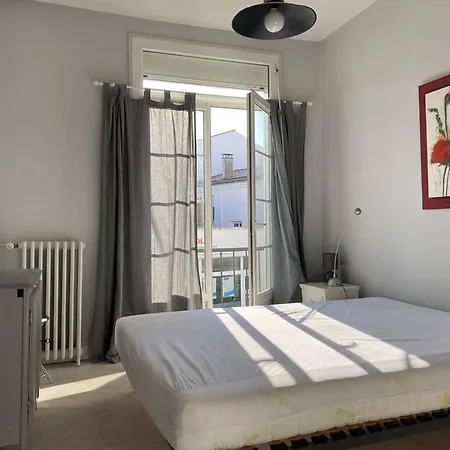 Lumineux Et Spacieux Au Centre De - Fr-1-738-44 *